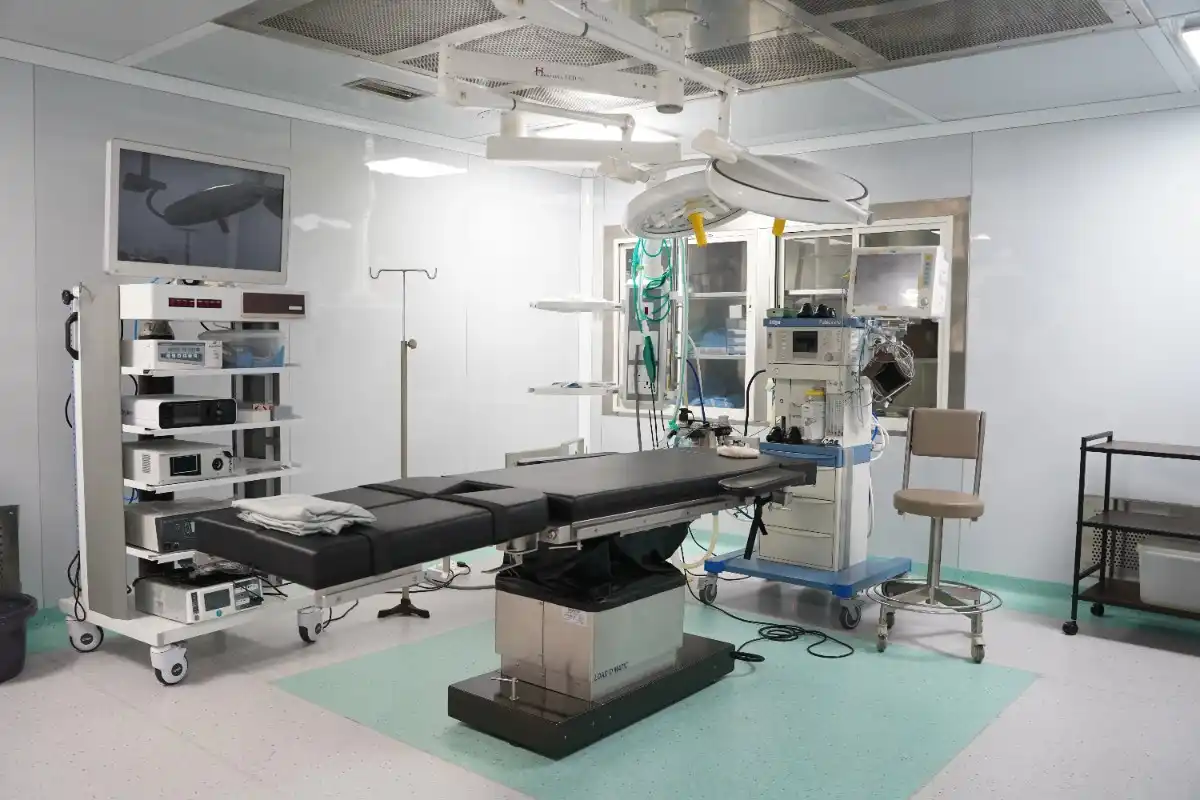 Advanced Modular Bariatric OT equipped with a Stryker 4K console, Magnetek table, and sterile flooring