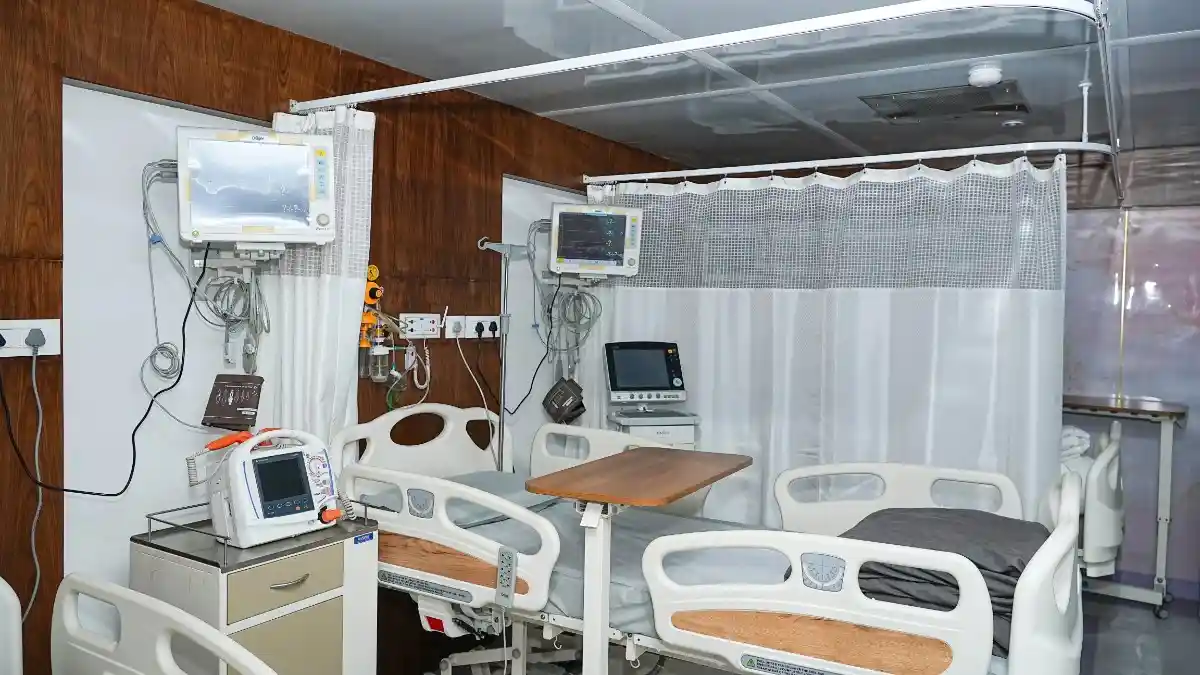 Spacious critical care ward featuring automated patient beds and central oxygen supply