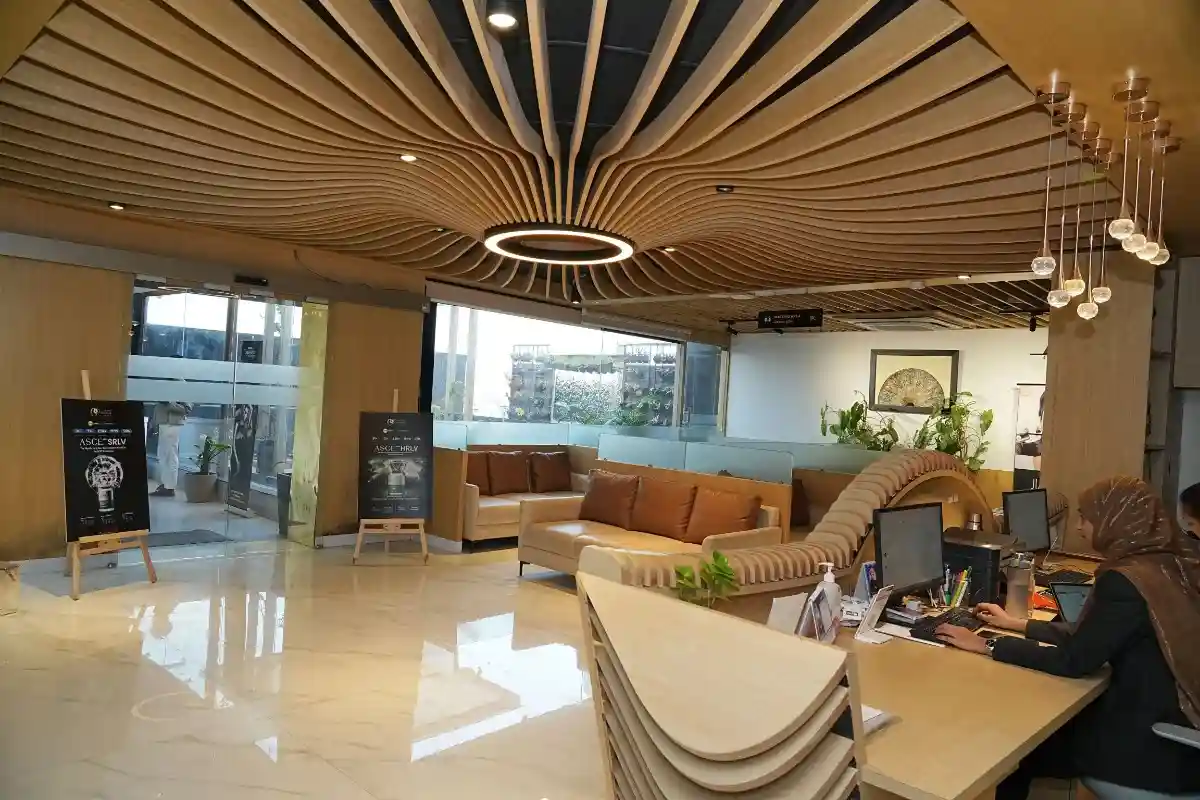 Spacious luxury clinic lobby at Cosmo Radiance showcasing a parametric wooden ceiling and comfortable seating