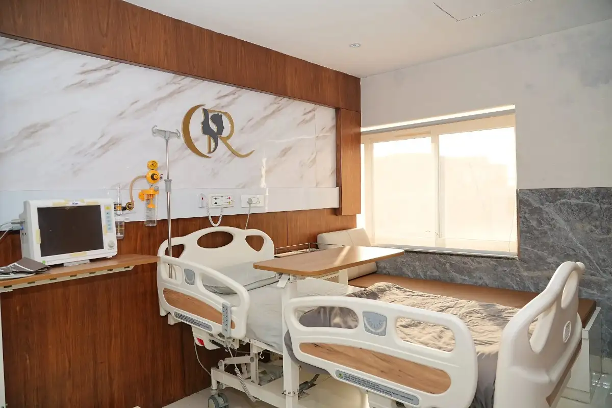 Premium bariatric inpatient suite equipped with an automated bed and Dräger vital monitors