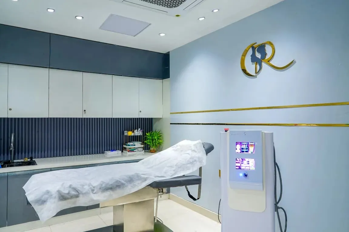 Procedure suite equipped with a Scarlet S MNRF microneedling device and an electric patient bed